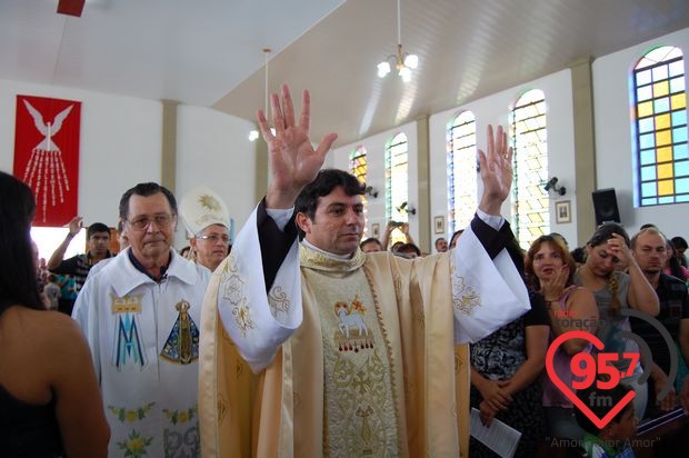 Ordenação do neo-sacerdote José Marcos de Oliveira; veja fotos