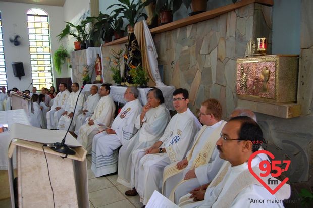 Ordenação do neo-sacerdote José Marcos de Oliveira; veja fotos