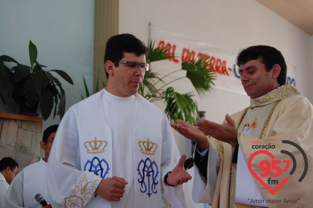 Ordenação do neo-sacerdote José Marcos de Oliveira; veja fotos