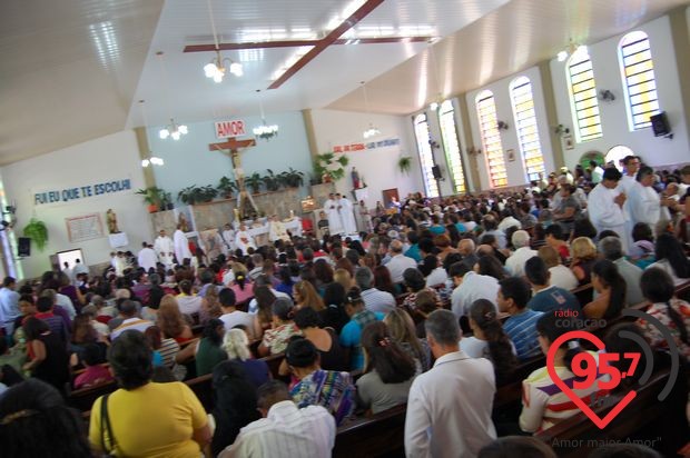 Ordenação do neo-sacerdote José Marcos de Oliveira; veja fotos