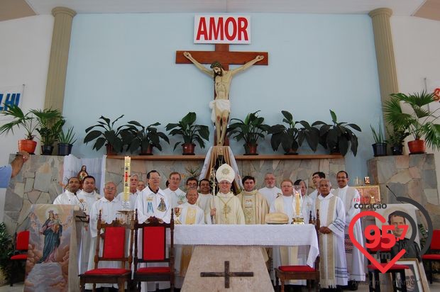 Ordenação do neo-sacerdote José Marcos de Oliveira; veja fotos