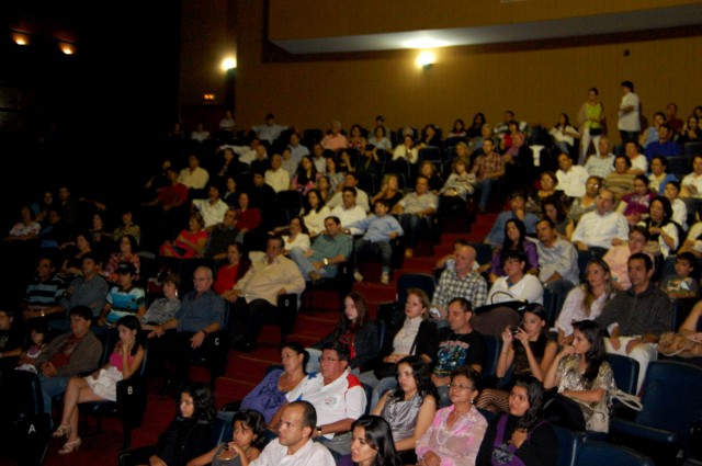 Noite Cultural Paraguaia no Teatro Municipal de Dourados; veja fotos