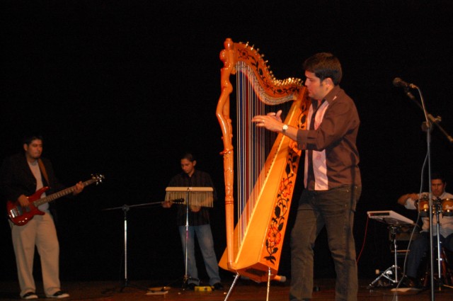 Noite Cultural Paraguaia no Teatro Municipal de Dourados; veja fotos