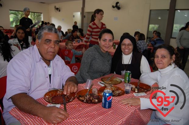 Churrasco comunitário na São Carlos; veja fotos