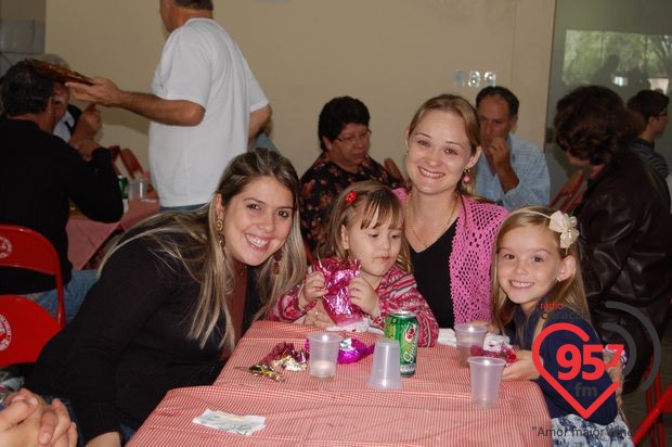 Churrasco comunitário na São Carlos; veja fotos