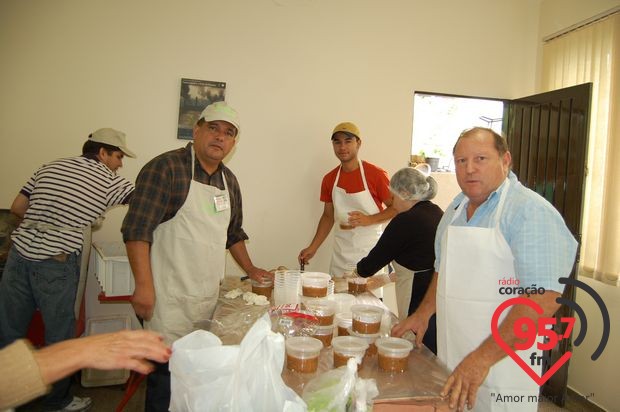 Churrasco comunitário na São Carlos; veja fotos