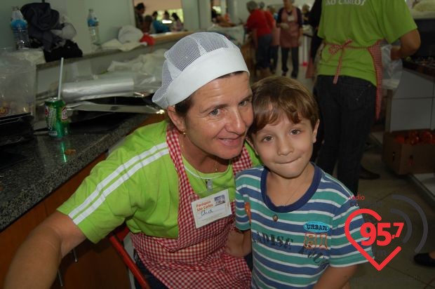 Churrasco comunitário na São Carlos; veja fotos