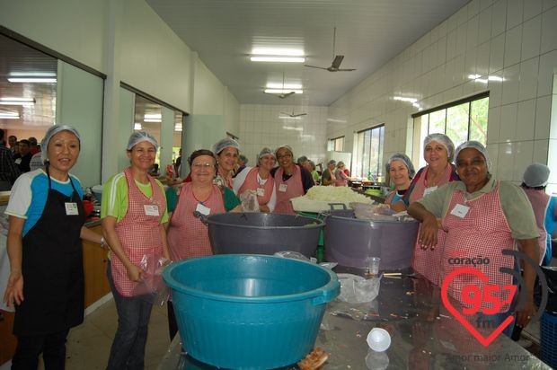 Churrasco comunitário na São Carlos; veja fotos