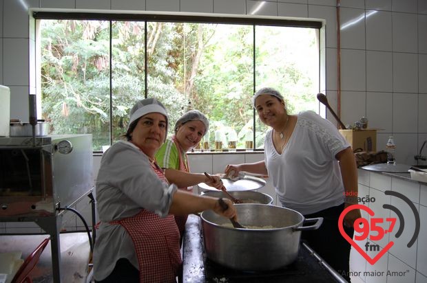Churrasco comunitário na São Carlos; veja fotos