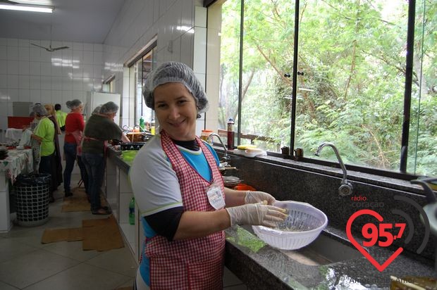 Churrasco comunitário na São Carlos; veja fotos