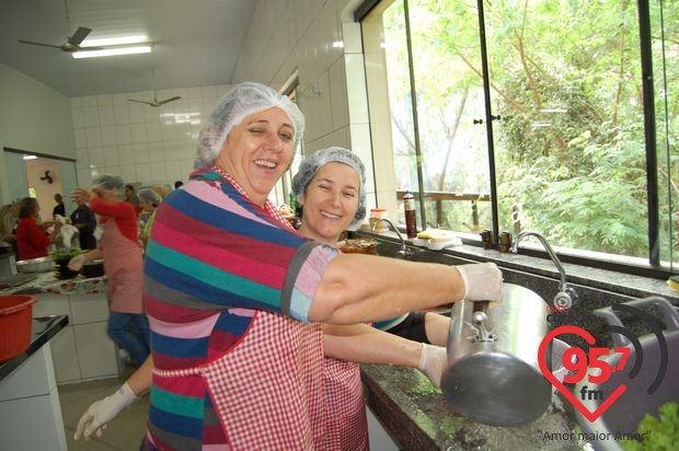 Churrasco comunitário na São Carlos; veja fotos