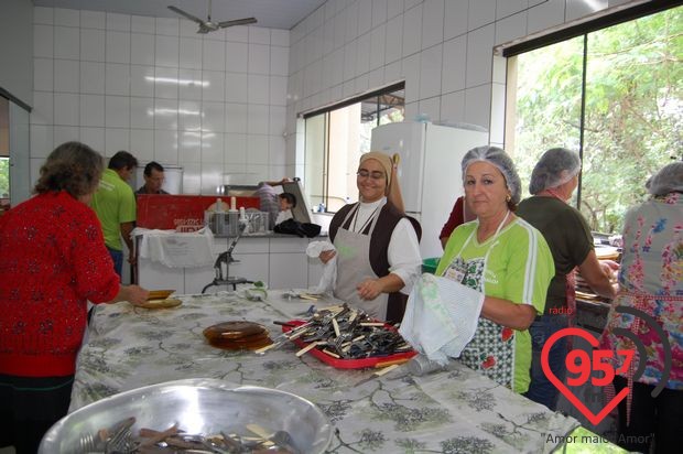 Churrasco comunitário na São Carlos; veja fotos