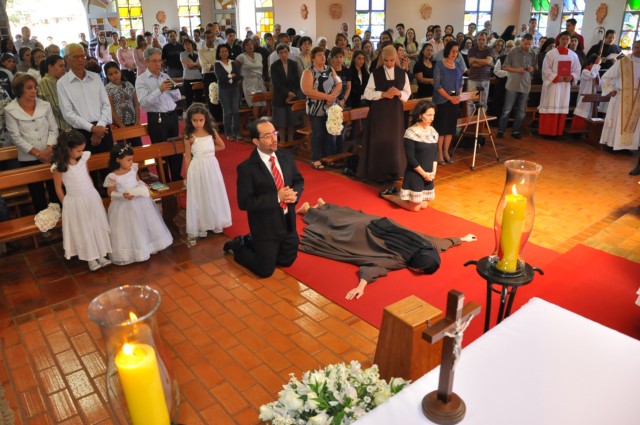 Em cerimônia, freira inicia clausura em Dourados