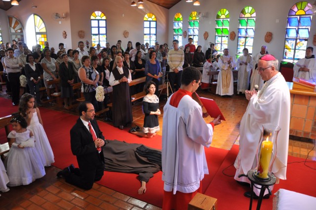 Em cerimônia, freira inicia clausura em Dourados