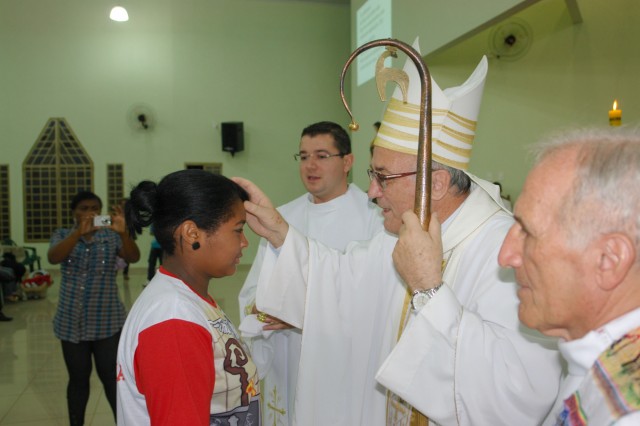 Dourados: Sacramento do Crisma na Paróquia Santa Terezinha