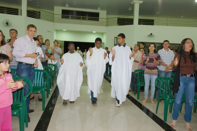 Dourados: Sacramento do Crisma na Paróquia Santa Terezinha