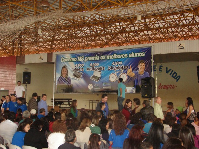 Governador entrega brindes do programa Educação para o Sucesso