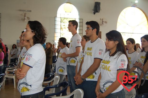 Jovens vivem o exercício da fé e da doação em Ação Social