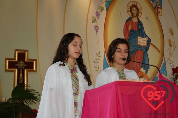 Jovens vivem o exercício da fé e da doação em Ação Social