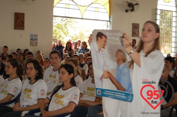 Jovens vivem o exercício da fé e da doação em Ação Social