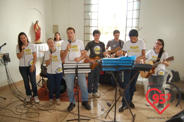 Jovens vivem o exercício da fé e da doação em Ação Social