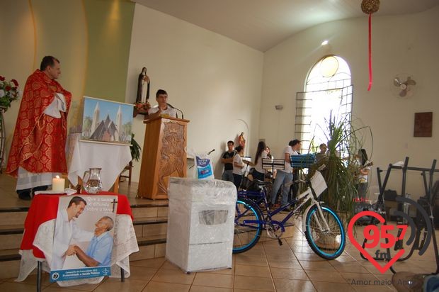 Jovens vivem o exercício da fé e da doação em Ação Social