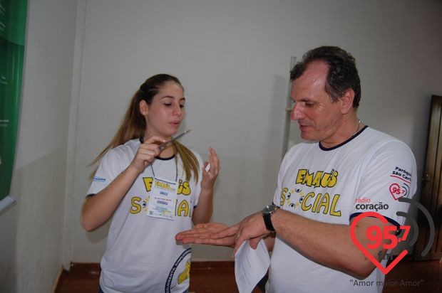 Jovens vivem o exercício da fé e da doação em Ação Social