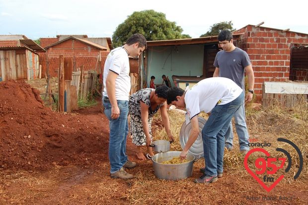 Jovens vivem o exercício da fé e da doação em Ação Social