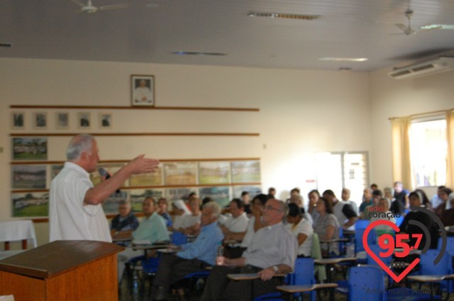 Bispo reúne clero diocesano para formação no IPAD em Dourados