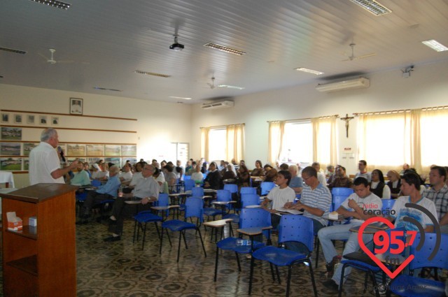 Bispo reúne clero diocesano para formação no IPAD em Dourados