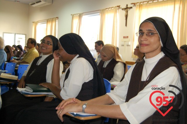 Bispo reúne clero diocesano para formação no IPAD em Dourados
