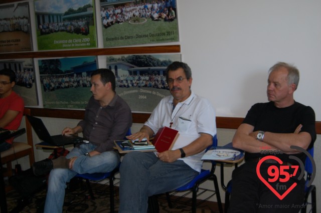 Bispo reúne clero diocesano para formação no IPAD em Dourados
