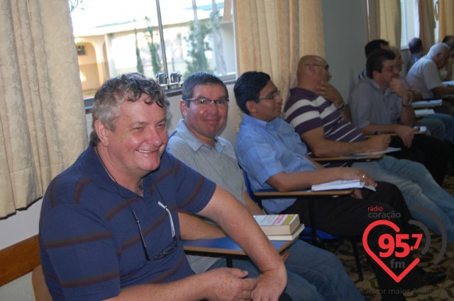 Bispo reúne clero diocesano para formação no IPAD em Dourados