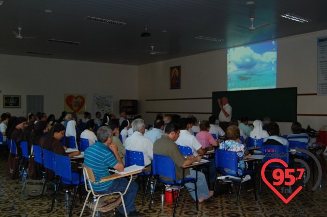 Bispo reúne clero diocesano para formação no IPAD em Dourados