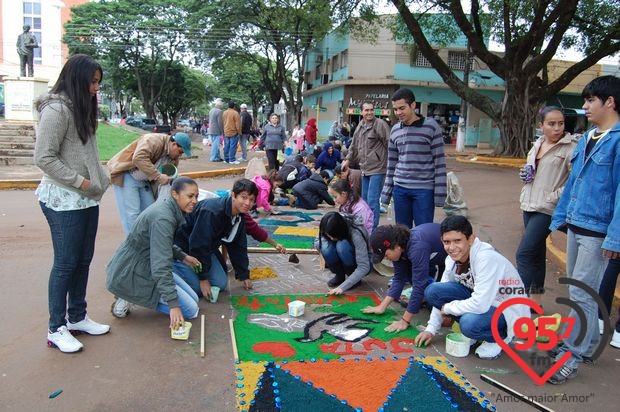 Corpus Christi: Confecção de tapetes une arte e fé