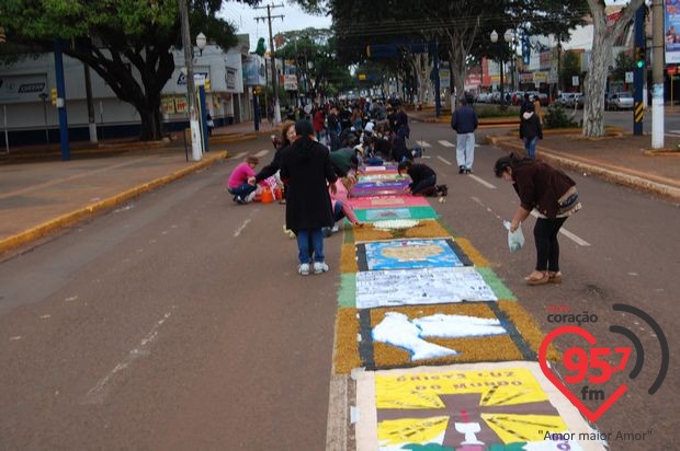 Corpus Christi: Confecção de tapetes une arte e fé