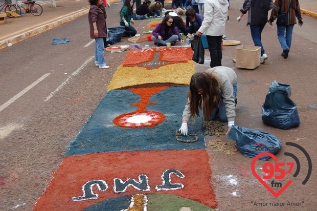 Corpus Christi: Confecção de tapetes une arte e fé