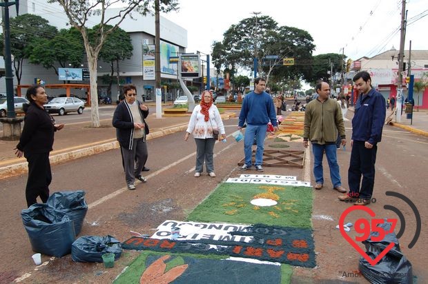 Corpus Christi: Confecção de tapetes une arte e fé