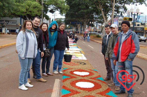 Corpus Christi: Confecção de tapetes une arte e fé
