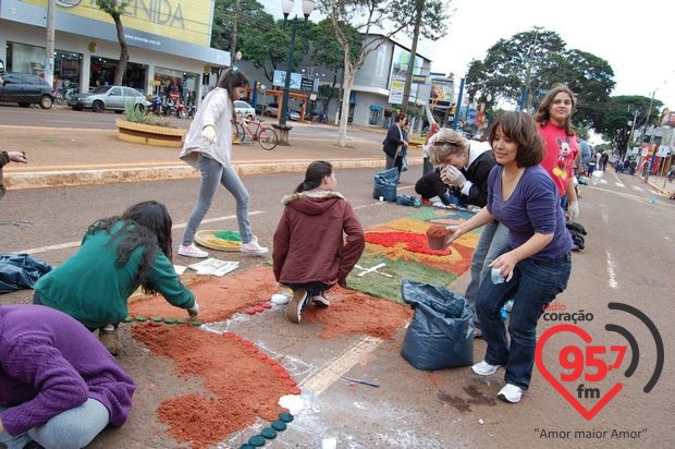 Corpus Christi: Confecção de tapetes une arte e fé