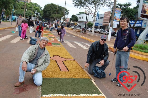 Corpus Christi: Confecção de tapetes une arte e fé