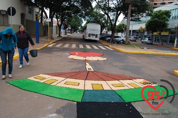 Corpus Christi: Confecção de tapetes une arte e fé
