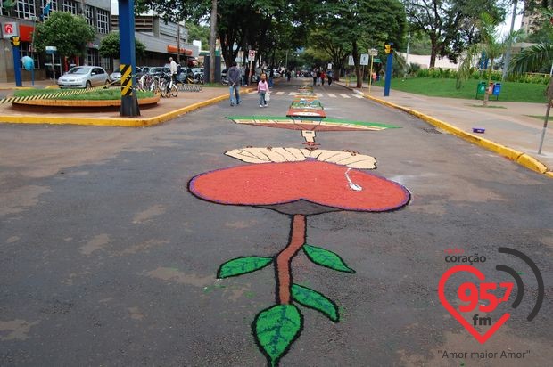 Corpus Christi: Confecção de tapetes une arte e fé