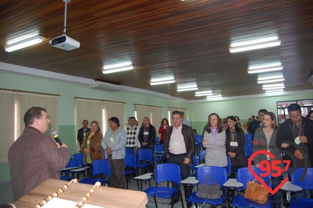 Retiro de casais na catedral; veja fotos
