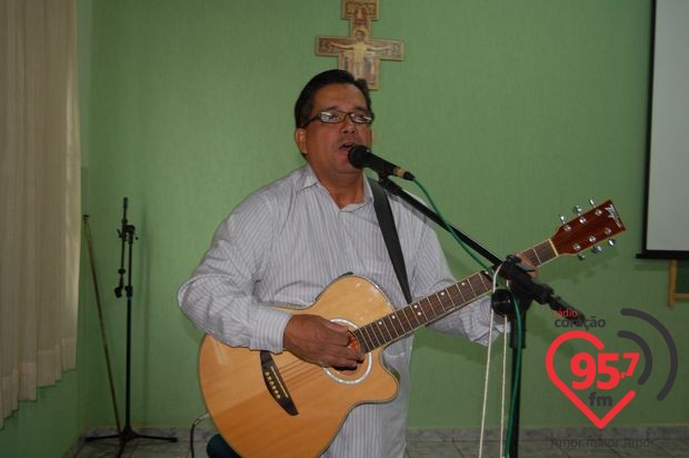 Retiro de casais na catedral; veja fotos