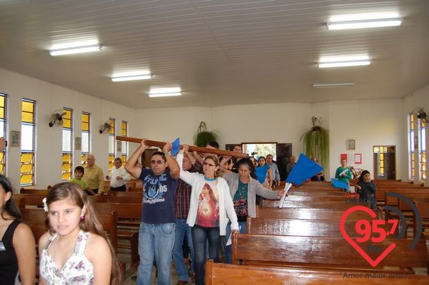 A Cruz Peregrina e o Ícone de Maria na Vila São Luiz