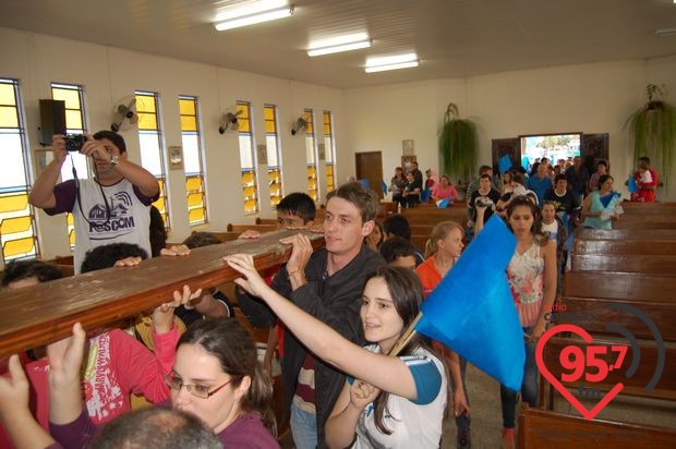 A Cruz Peregrina e o Ícone de Maria na Vila São Luiz