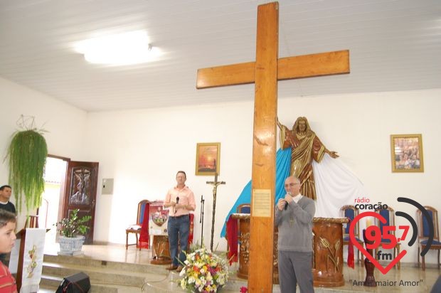 A Cruz Peregrina e o Ícone de Maria na Vila São Luiz