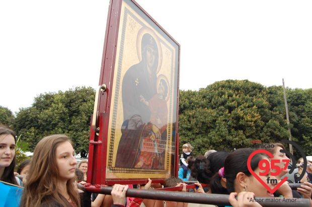 A Cruz Peregrina e o Ícone de Maria na Vila São Luiz