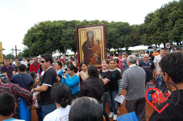 A Cruz Peregrina e o Ícone de Maria na Vila São Luiz